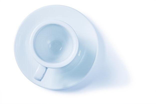 Pequeña taza de café de cerámica aislado sobre fondo blanco.