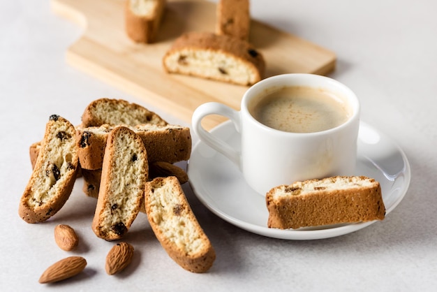 Pequeña taza de café espresso y sabroso biscotti fondo gris horizontal