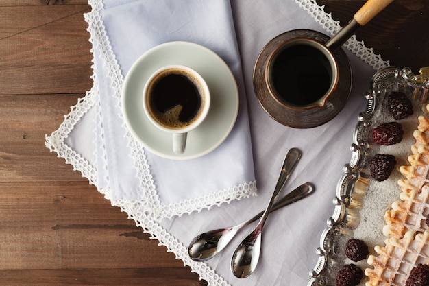 Pequeña taza de café y galletas caseras.