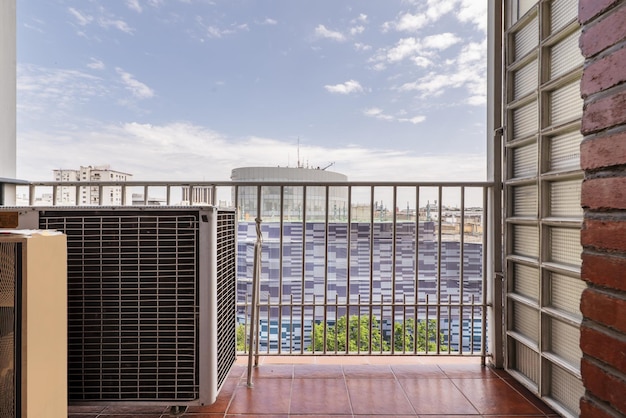 Pequeña terraza de una casa con barandilla de metal