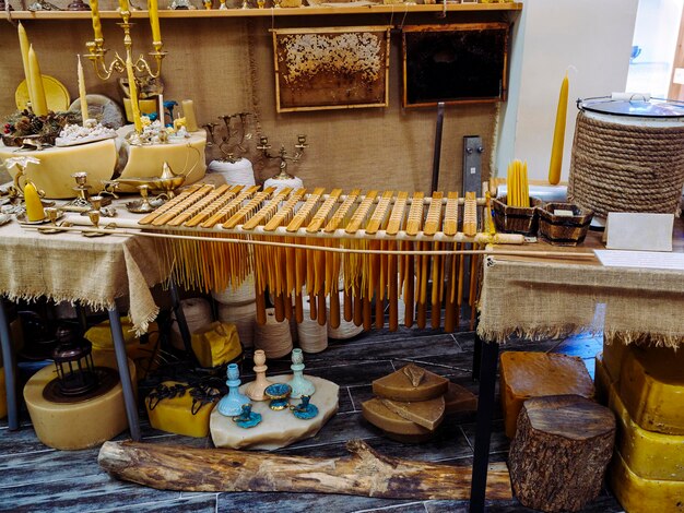 Foto pequeña tienda que vende velas de cera de abeja hechas a mano