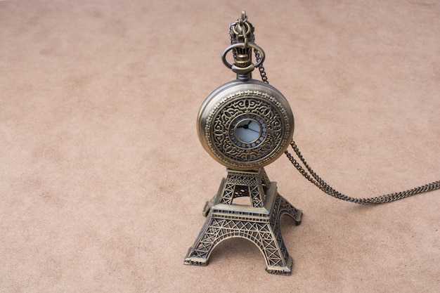 Pequeña torre Eiffel modelo y un reloj de bolsillo