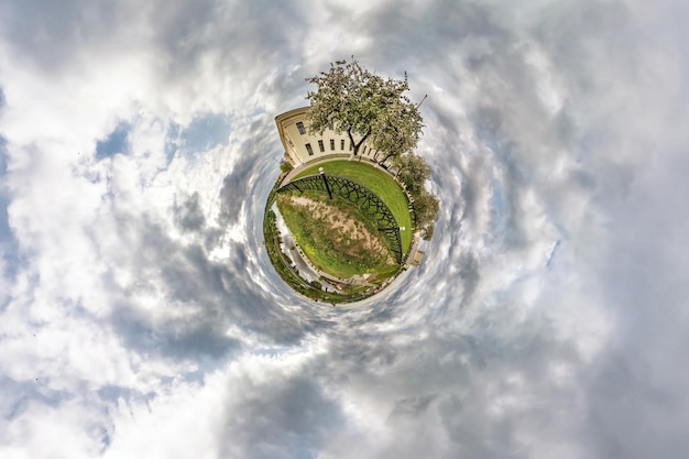 Pequena transformação do planeta do panorama esférico 360 graus Vista aérea abstrata esférica em campo em boa noite com lindas nuvens incríveis Curvatura do espaço