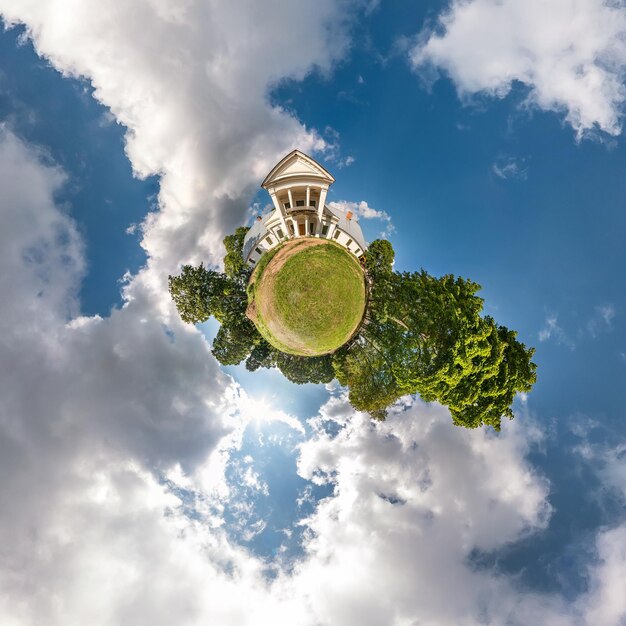 Pequena transformação planetária do panorama esférico 360 graus Vista aérea abstrata esférica em campo com lindas nuvens incríveis Curvatura do espaço