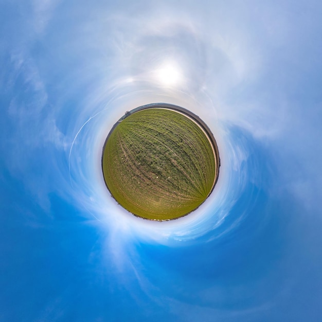 Pequena transformação planetária do panorama esférico 360 graus Vista aérea abstrata esférica em campo com lindas nuvens incríveis Curvatura do espaço