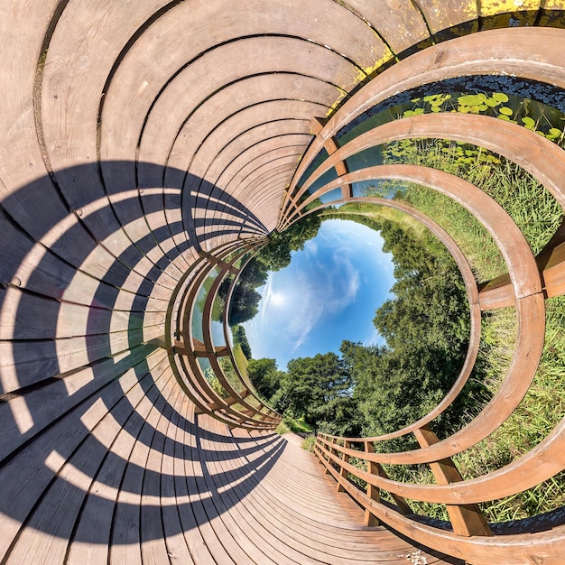 Foto pequena transformação planetária do panorama esférico 360 graus vista aérea abstrata esférica na ponte de madeira curvatura do espaço