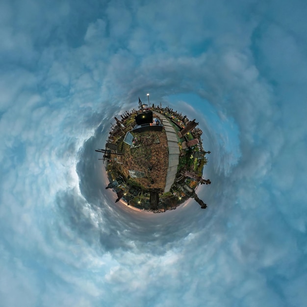 Pequena transformação planetária do panorama esférico 360 graus Vista aérea abstrata esférica no cemitério perto de sepulturas Curvatura do espaço