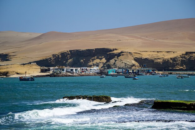 Pequena vila de pescadores na costa