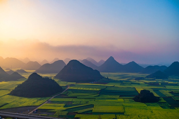 Pequenas aldeias com flores de colza em Jinjifeng (Golden Chicken Peak), China