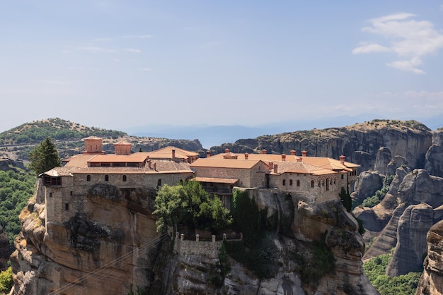 Pequeñas áreas libres del monasterio de Varlaam en una meseta rocosa, Meteora, Grecia