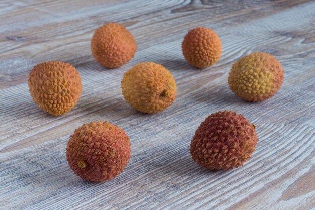 Pequeñas bayas de lichi en la mesa