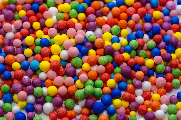 de pequeñas bolas de colores brillantes