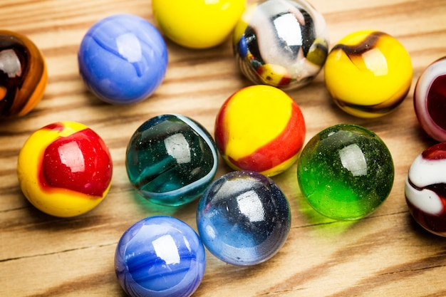 Pequeñas bolas de cristal de colores sobre un fondo de madera