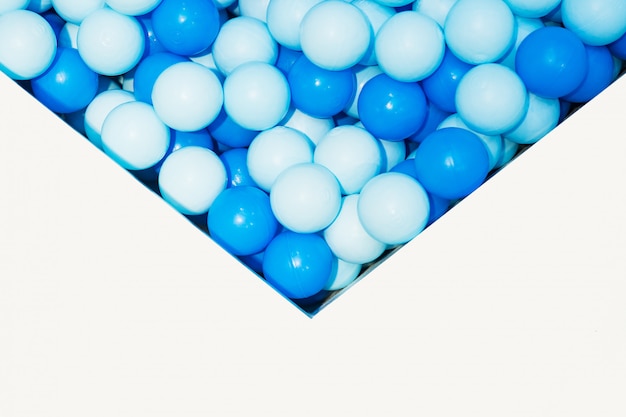 Pequeñas bolas de plástico azules en piscina de niños