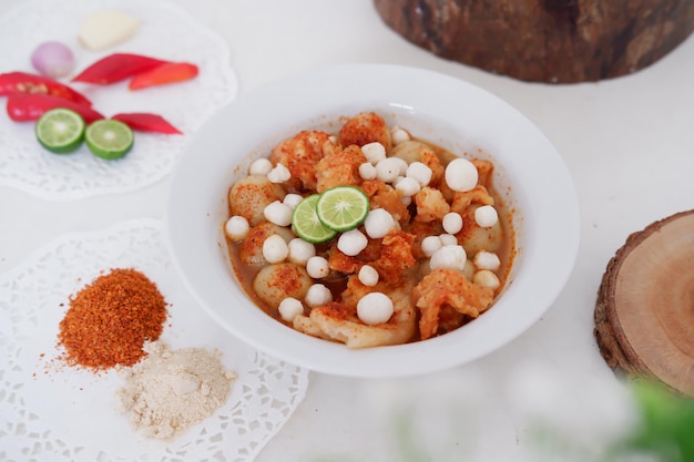 pequenas bolinhas de carne com biscoitos de amendoim como fundo