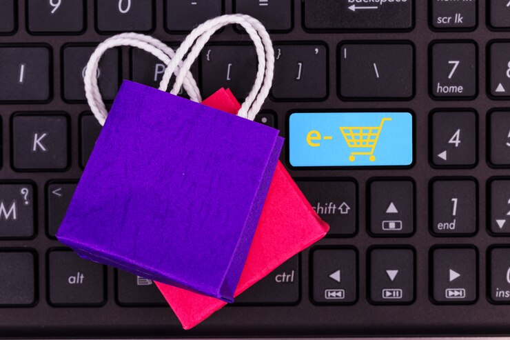 Foto pequeñas bolsas de papel en el teclado de la computadora portátil, botón a la espera de las compras en línea del cliente para confirmar y finalizar la compra. el concepto de pago de dinero digital en línea solo busca y hace clic.