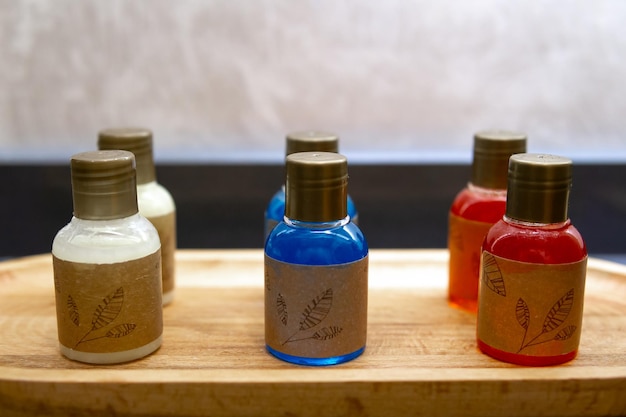 Pequeñas botellas de champú y gel de ducha en diferentes colores en primer plano
