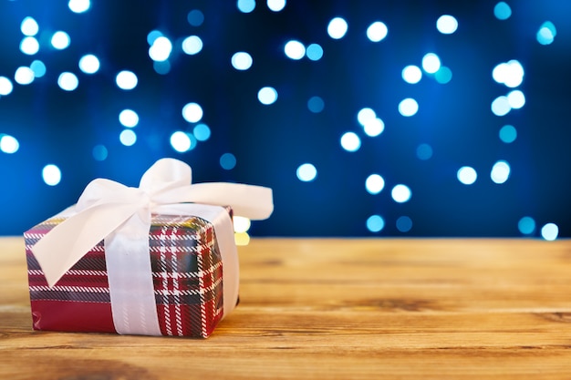 Pequeñas cajas de regalo de navidad en mesa de madera