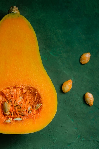 Pequeñas calabazas sobre fondo verde