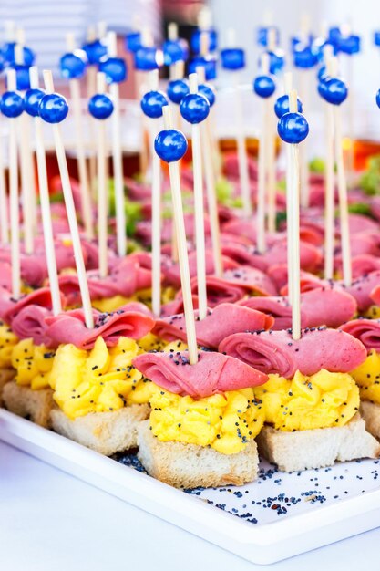 Foto pequenas canapés com pão