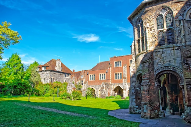 Pequeñas casas antiguas junto a la Catedral de Canterbury en Canterbury en Kent de Inglaterra. Es una de las catedrales más famosas de Inglaterra. Es el Arzobispo de la Catedral de Canterbury.