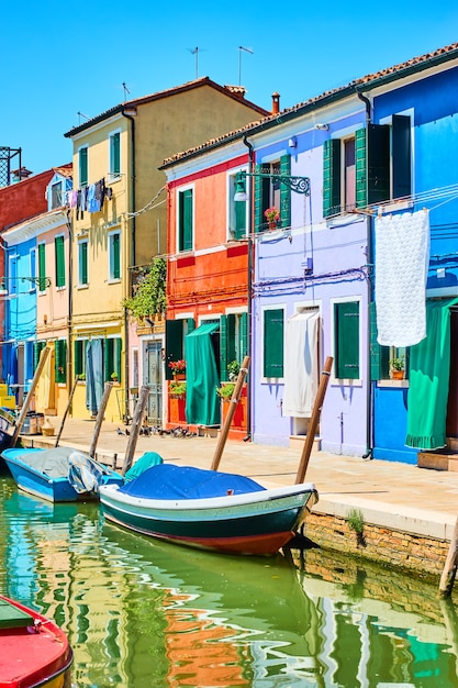 Pequenas casas coloridas perto do canal em Burano, Veneza, Itália