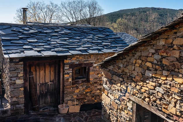 Foto pequenas casas pitorescas com telhados de ardósia nas aldeias negras de guadalajara