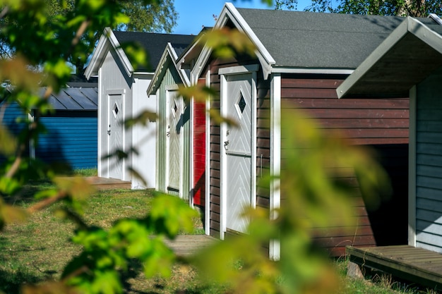 Pequeñas casas de playa en la ciudad de Ystad en Skane, Suecia