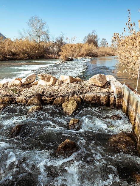 pequeñas corrientes de agua en el río