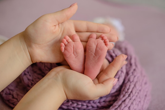 Pequenas e lindas pernas de um bebê recém-nascido nos primeiros dias de vida pés de bebê de um recém-nascido