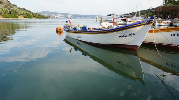 Pequeñas embarcaciones en el mar