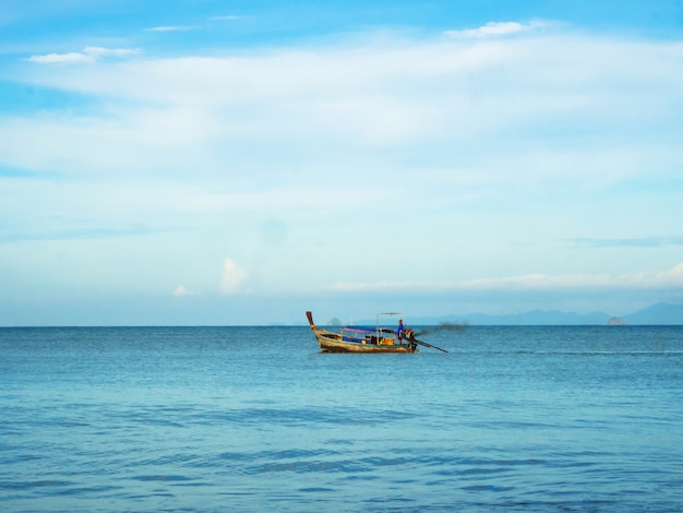 Pequeñas embarcaciones de pesca en Tailandia