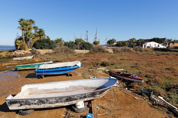 Foto pequeñas embarcaciones varadas en la orilla de la costa en huelva españa