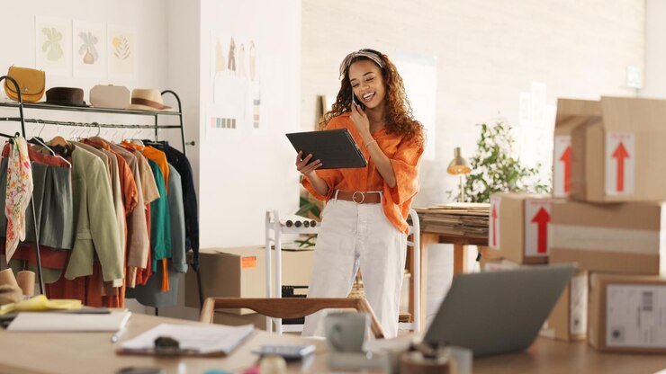 Foto pequenas empresas de comércio eletrônico e mulher de telefonema com tablet anotando pedidos de vendas e verificando o estoque atendimento ao cliente no sucesso de compras on-line do smartphone e chefe da garota entre em contato conosco para entrega