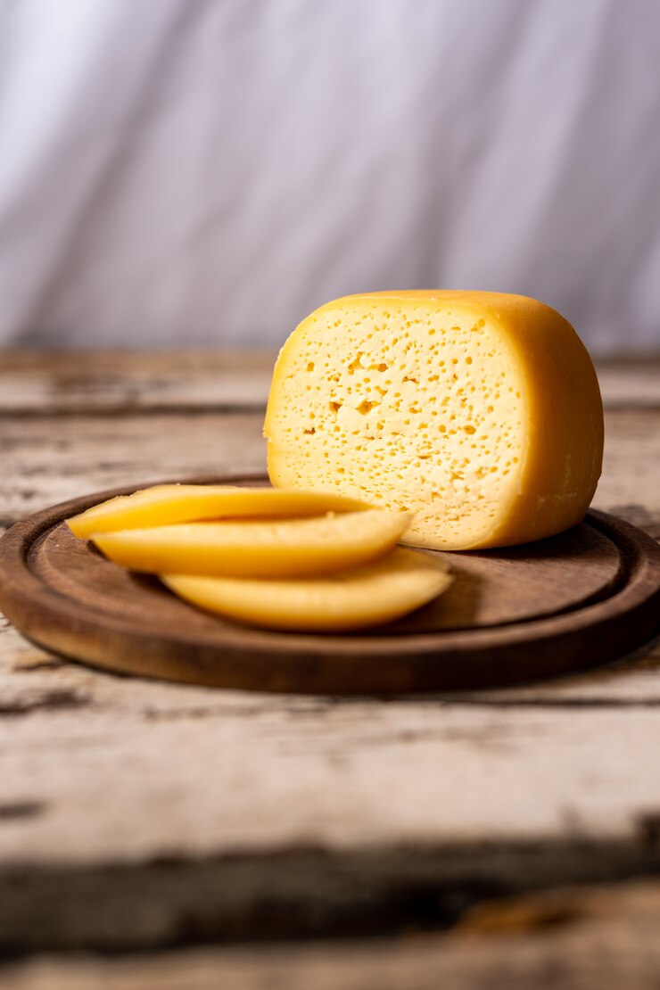 Foto pequenas fatias de queijo