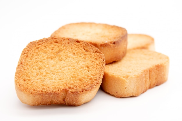 Pequeñas galletas de vainilla sobre un fondo blanco.