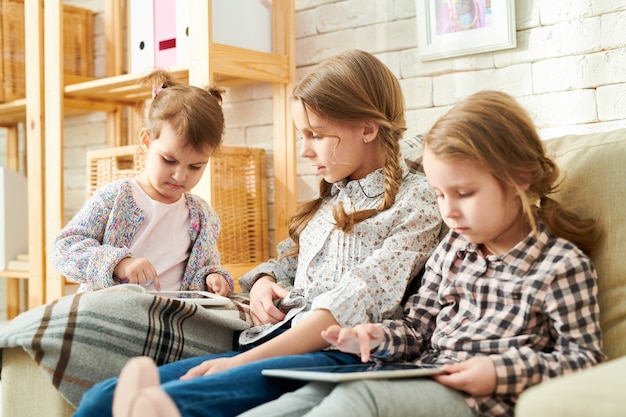 Pequeñas hermanas conocedoras de la tecnología