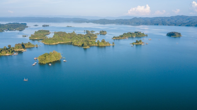 Foto pequenas ilhas com paisagem de árvores verdes