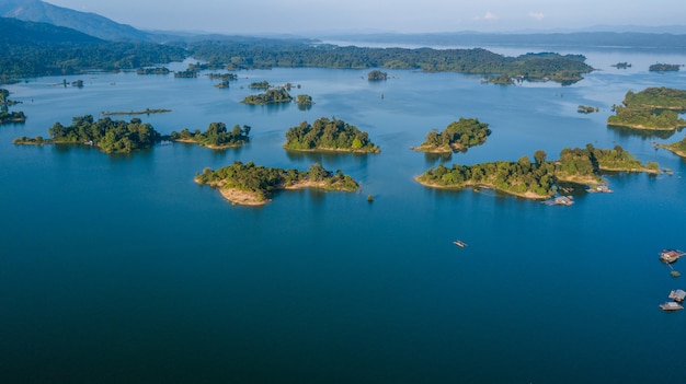 Foto pequenas ilhas com paisagem de árvores verdes