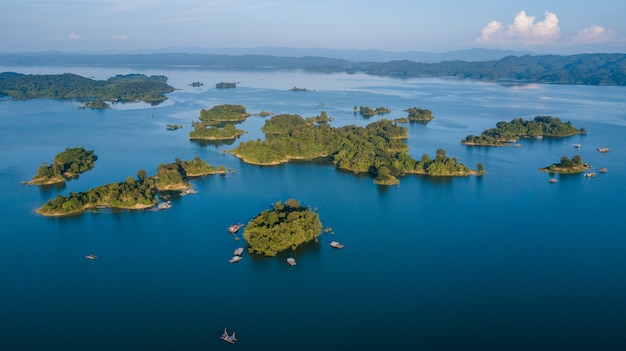 Pequeñas islas con paisaje de árboles verdes