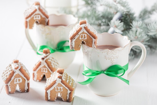 Pequeñas y lindas casitas de pan de jengibre como merienda navideña