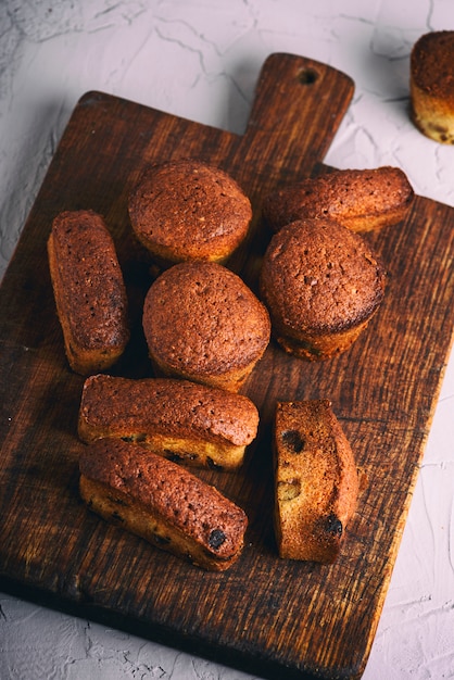 Pequeñas magdalenas al horno con frutos secos.