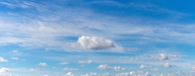 Pequeñas nubes blancas en el cielo azul cuando hace sol