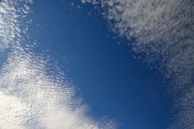 Pequeñas nubes blancas en el cielo