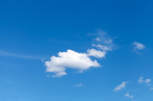 Pequeñas nubes blancas de cúmulo en el cielo azul