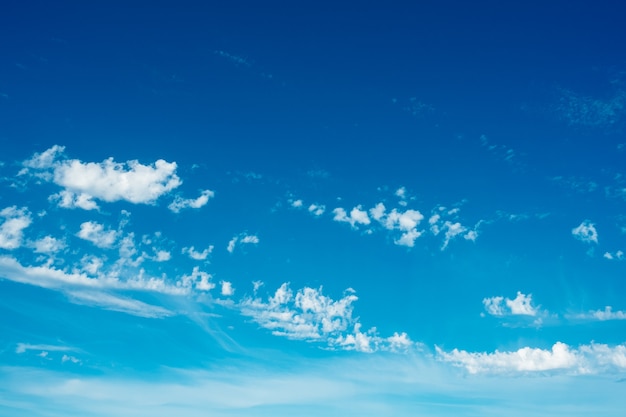 Pequeñas nubes en el cielo azul