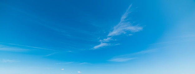 Pequeñas nubes y cielo de verano.