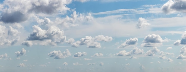 Pequeñas nubes rizadas blancas en el cielo azul