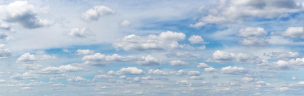 Pequenas nuvens brancas encaracoladas no céu azul