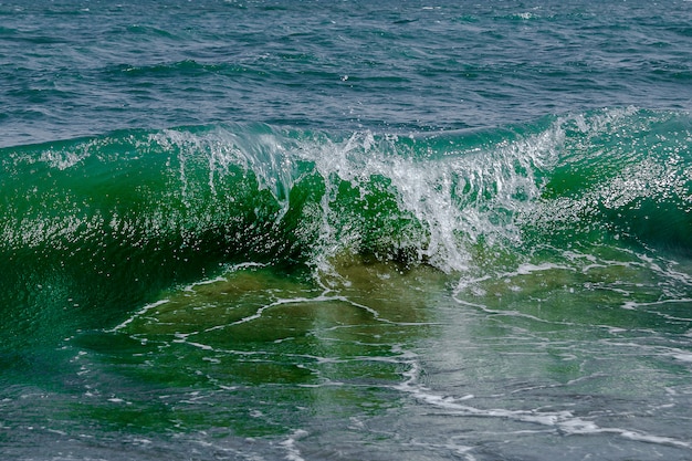 Pequeñas olas del océano golpeando la playa.